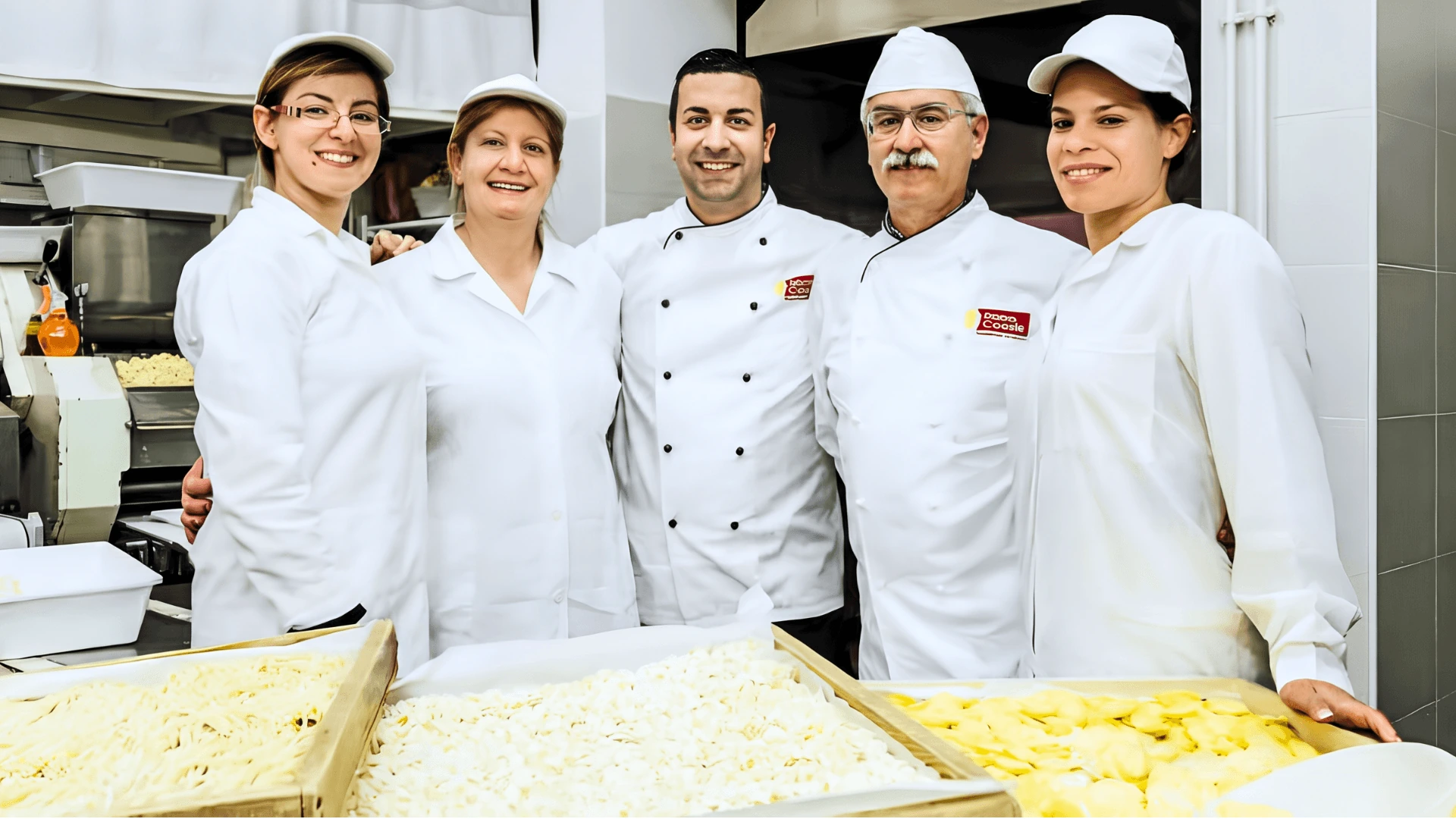 Les cinq membres de l’équipe réunis dans leur atelier de production